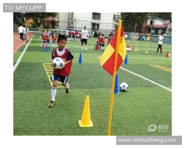 足球明星小公仔的可爱形象与球场风采完美结合的精彩瞬间展示